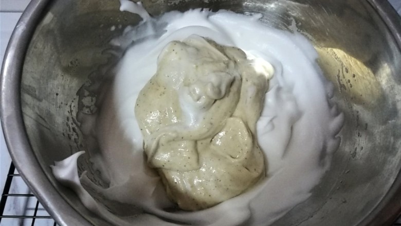 红枣酸奶溶豆（新手零失败）,再全部倒回蛋白霜里。