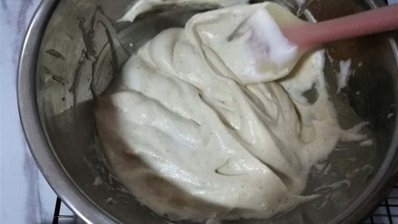 红枣酸奶溶豆（新手零失败）,翻拌均匀，翻拌！！15下差不多了，次数太多也会消泡。