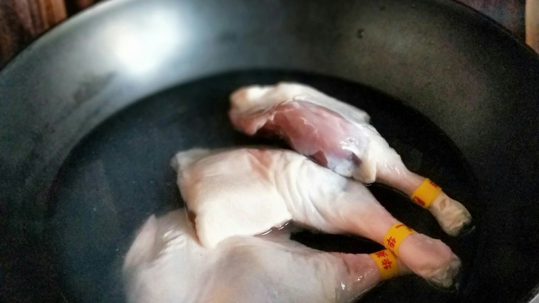 做年货＋不放老抽的红烧鸭腿儿,之后再焯水，冷水入锅。