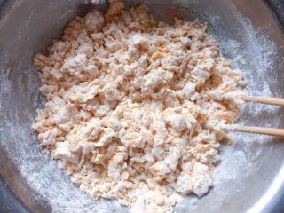 小鸟馒头,和面团：将酵母粉、面粉和白糖放入一盆中，加入适量南瓜泥，边加边用筷子搅拌成絮状。