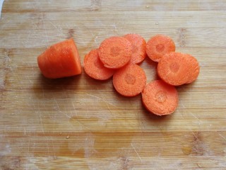 年菜~黄金福袋,胡萝卜一个切几片稍微厚的胡萝卜片