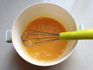 年菜~黄金福袋,鸡蛋打入大碗中，加入淀粉和少许牛奶搅拌均匀，然后过筛一次备用