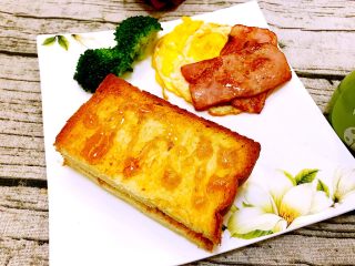 快手早餐系列～蜂蜜面包片,摆上煎好的蛋和培根，搭配上西兰花，味道棒棒哒