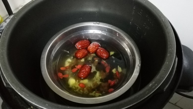 暖宫好运汤,放入高压锅，碗下面放水炖