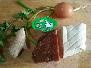 西湖牛肉羹,准备食材。用了熟的卤牛肉和浓汤宝，做起来更方便快手。