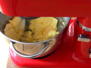 磅蛋糕,黄油事先软化，用手指戳一下就软。用厨师机A棒搅拌1分钟。