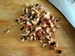 西湖牛肉羹,将泡发的香菇切小丁。