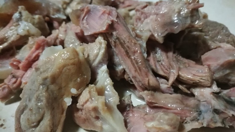 家宴菜谱～拆骨肉烩酸菜,把棒骨上的肉取下来 撕小待用