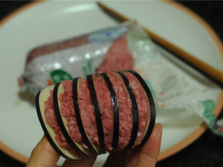 灯笼茄子,每一片茄片中间塞入同样多的牛肉馅，用筷子压紧