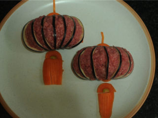 灯笼茄子,灯笼摆在盘子里，胡萝卜装饰也组装起来