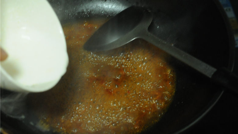 灯笼茄子,再次开锅后将淀粉水淋 进去