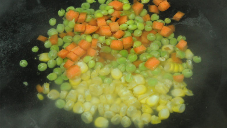 黄金蔬菜炒饭,烧开一锅水，将蔬菜粒汆烫好，沥干水备用