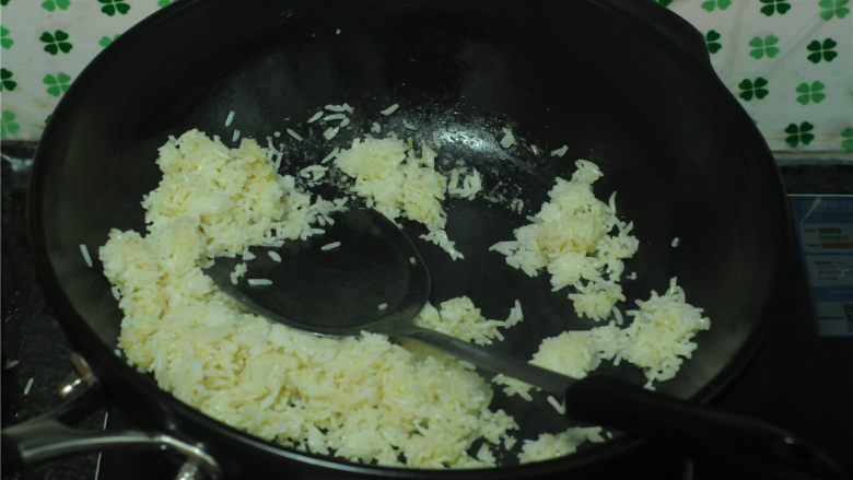 黄金蔬菜炒饭,用锅铲将米饭炒散