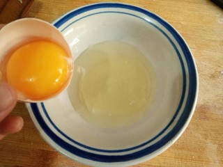 西湖牛肉羹,鸡蛋只取蛋清。