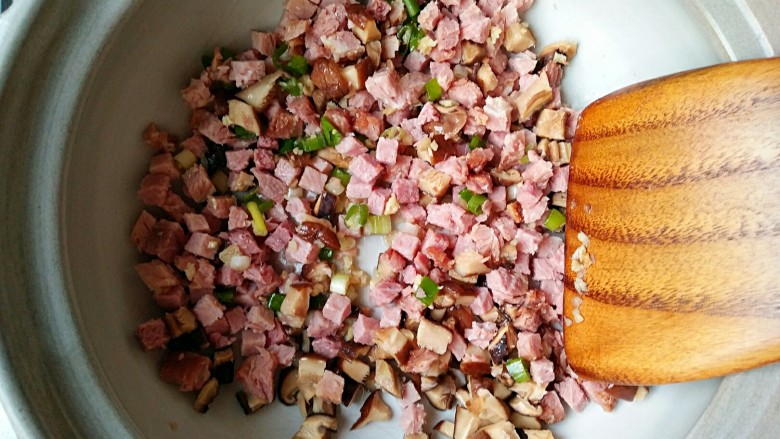 西湖牛肉羹,加入香菇丁和牛肉丁煸炒。