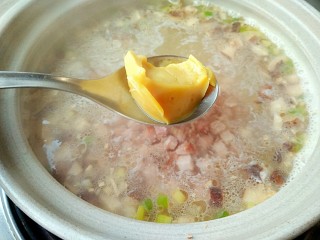 西湖牛肉羹,加入一块浓汤宝或者直接用高汤煮。（加浓汤宝就不用放盐和其他调味料了，咸度已经足够）