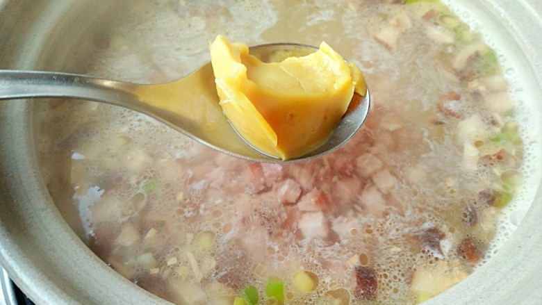 西湖牛肉羹,加入一块浓汤宝或者直接用高汤煮。（加浓汤宝就不用放盐和其他调味料了，咸度已经足够）
