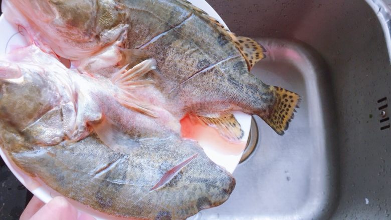 清蒸桂花鱼,准备要蒸鱼的时候，把盘子中多余的水倒掉