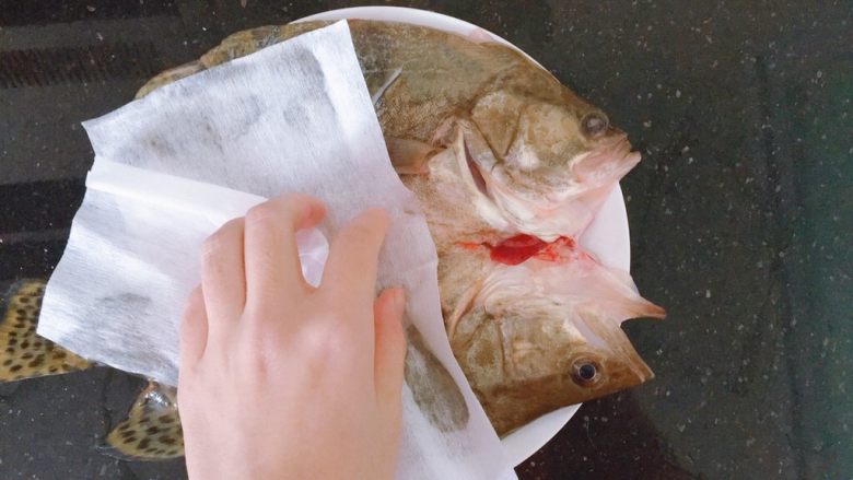 清蒸桂花鱼,将鱼洗干净后擦干净鱼的水分