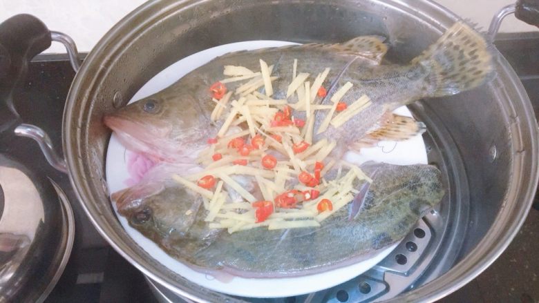 清蒸桂花鱼,待水开后，把鱼放入锅中