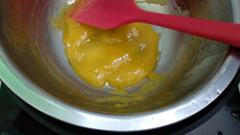 荷包蛋蛋白糖,隔水加热至逐渐浓稠出现纹路即可。（过程要不停搅拌，以免蛋黄烫至结块不顺滑）