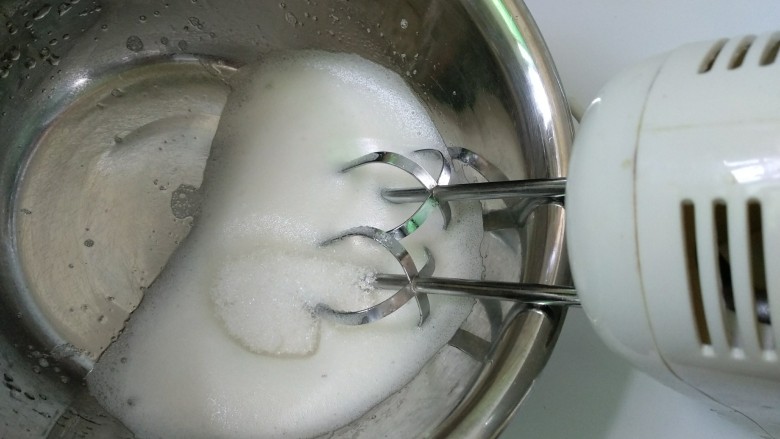 荷包蛋蛋白糖,打至细泡时加一次糖。