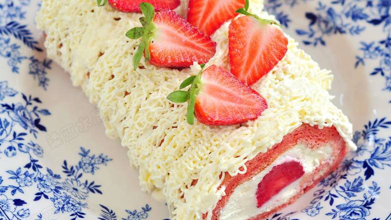 草莓蛋糕卷,定型好后，可以切掉前后部分，或将蛋糕卷从中间切开，一分为二更显可爱。