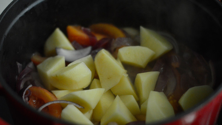 番茄牛腩煲,放入土豆块