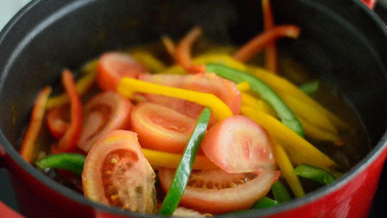 番茄牛腩煲,放入红黄绿甜椒丝和剩下的番茄块