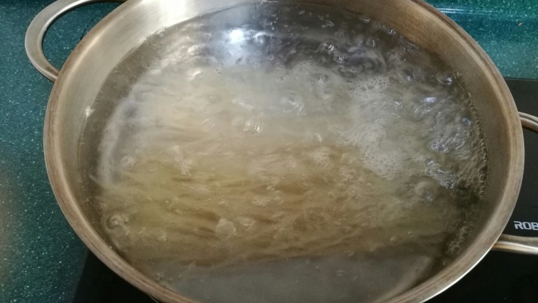 什锦米粉,煮锅里水烧开，放入米粉，煮三分钟后关火。