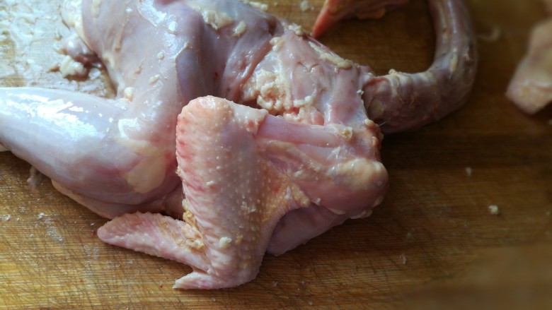 滋补养颜美容的醉鸡,收拾利索的鸡肉。