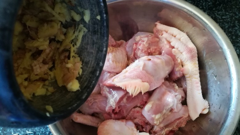 滋补养颜美容的醉鸡,姜碎倒进切好的鸡肉。