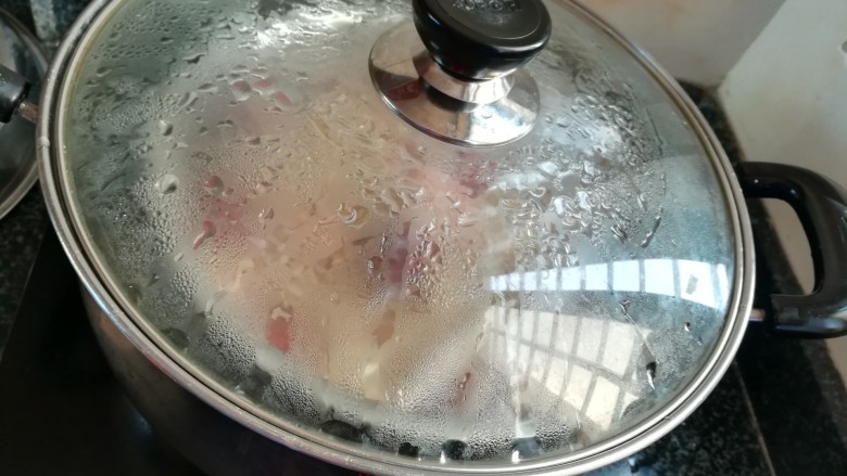 滋补养颜美容的醉鸡,冷水上锅，冷水上锅蒸。


大火蒸开后改中火蒸45分钟左右。