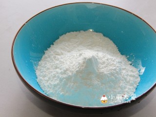 过年菜---福瑞白菜,准备水晶面皮。把澄粉与玉米淀粉按重量称好，混合放在一个大碗里