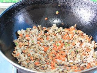 过年菜---福瑞白菜,加入胡萝卜丁，根据口味轻重加入适量盐调味，混合均匀后馅料即可完成。