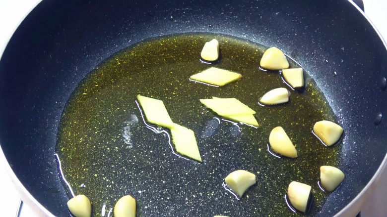 鳝鱼烧黄瓜,起锅热油，炒香姜蒜