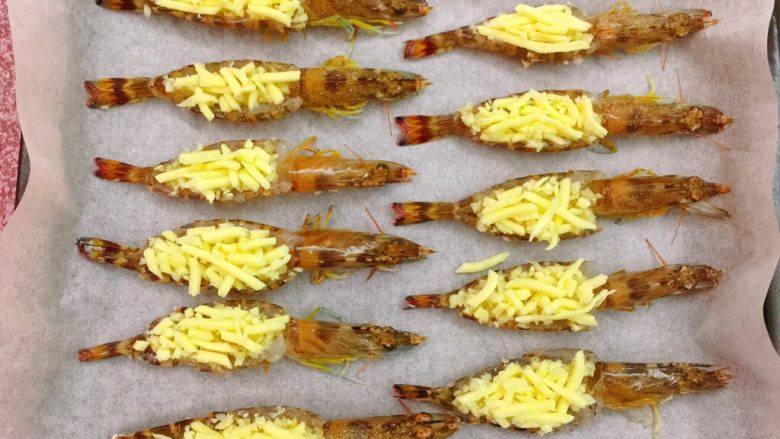 芝士烤虾,烤盘上垫油纸，把虾移至烤盘，摆放均匀。