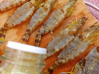 芝士烤虾,每只虾均匀撒少许白胡椒粉。