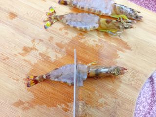 芝士烤虾,开背后用刀切下断筋，防止烤时卷起。