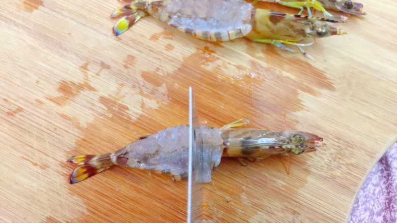 芝士烤虾,开背后用刀切下断筋，防止烤时卷起。