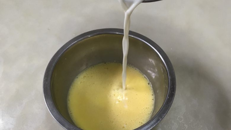 焦糖布丁,温牛奶加入鸡蛋液里，一边搅拌一边倒。