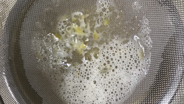 焦糖布丁,滤出蛋筋和气泡，过滤2-3次。