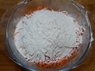 胡萝卜香菜丸子,加入面粉