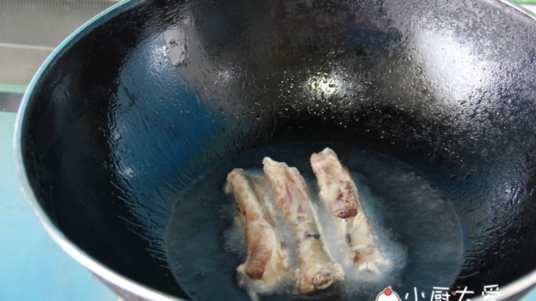 过年菜---节节高升,油温在五成或六成热的时候把排骨放进锅里