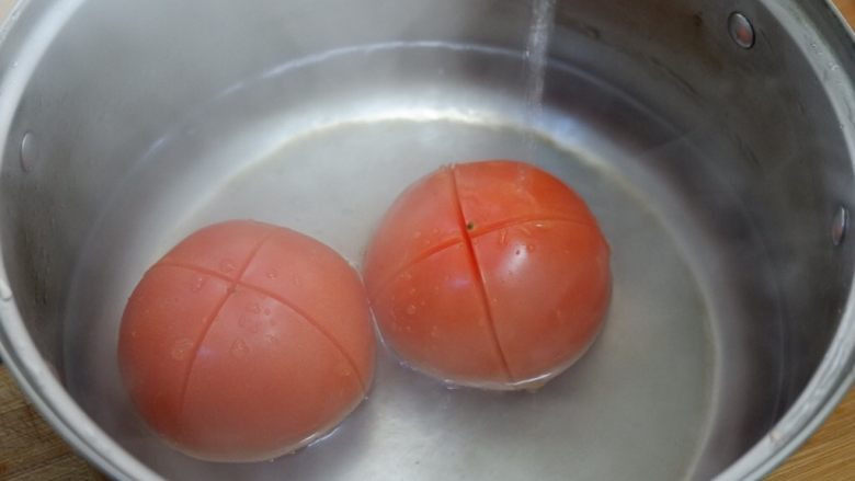 番茄干贝豆腐浓汤,放入开水中烫一下。