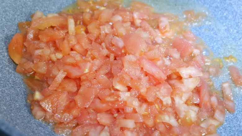 番茄干贝豆腐浓汤,先加入番茄炒至软烂粘稠。
