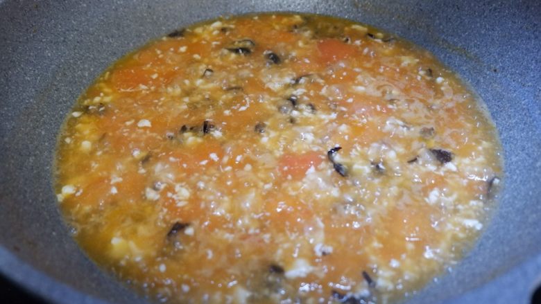 番茄干贝豆腐浓汤,转大火煮至浓稠即可。