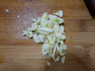 家庭版五花肉闷茄子（无水版）,在切碎备用。