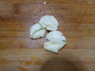 家庭版五花肉闷茄子（无水版）,蒜瓣先用刀压扁。