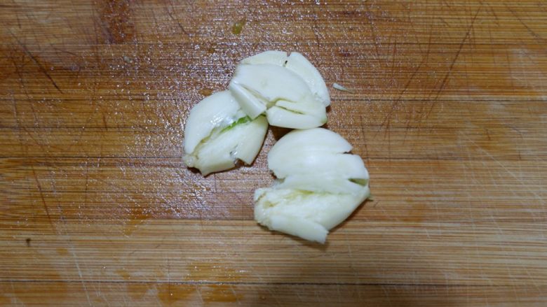 家庭版五花肉闷茄子（无水版）,蒜瓣先用刀压扁。
